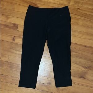 3/30$ Nike Black cropped Leggings M